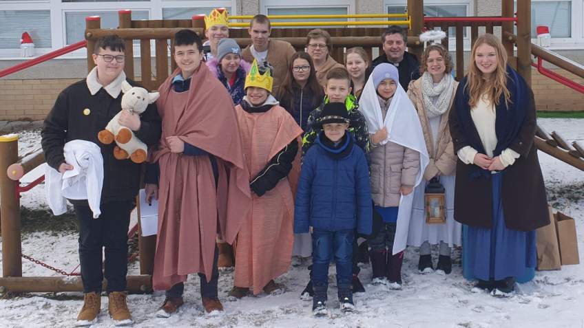 Dobrá novina 30. ročník - Trojkráľové koledovanie mladých zo spoločenstva eRko vo farnosti Medzibrod 